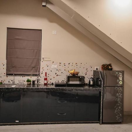 Saiba Outhouse- 4 Bed Room- Pool- Theatre- Partyhall- Garden & Terrace Sitting Area 자이푸르 외부 사진
