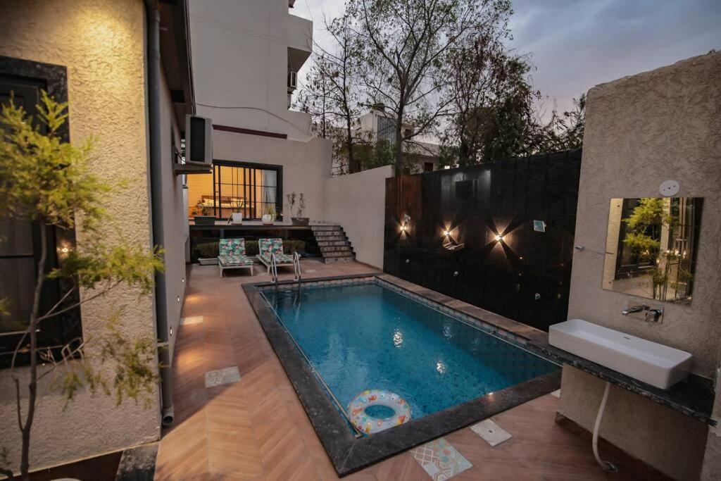 Saiba Outhouse- 4 Bed Room- Pool- Theatre- Partyhall- Garden & Terrace Sitting Area 자이푸르 외부 사진