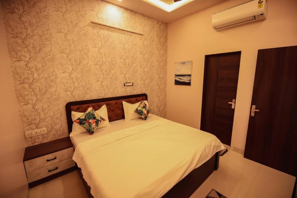 Saiba Outhouse- 4 Bed Room- Pool- Theatre- Partyhall- Garden & Terrace Sitting Area 자이푸르 외부 사진