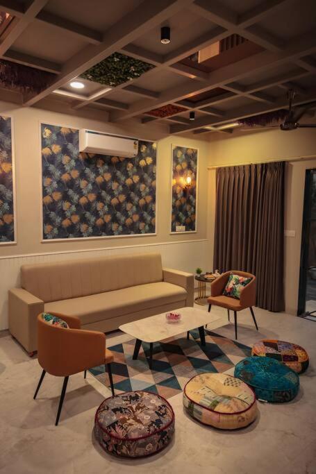 Saiba Outhouse- 4 Bed Room- Pool- Theatre- Partyhall- Garden & Terrace Sitting Area 자이푸르 외부 사진