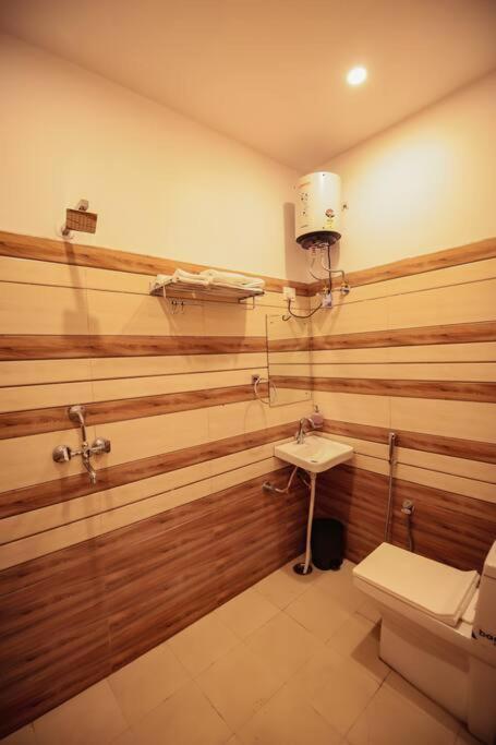 Saiba Outhouse- 4 Bed Room- Pool- Theatre- Partyhall- Garden & Terrace Sitting Area 자이푸르 외부 사진