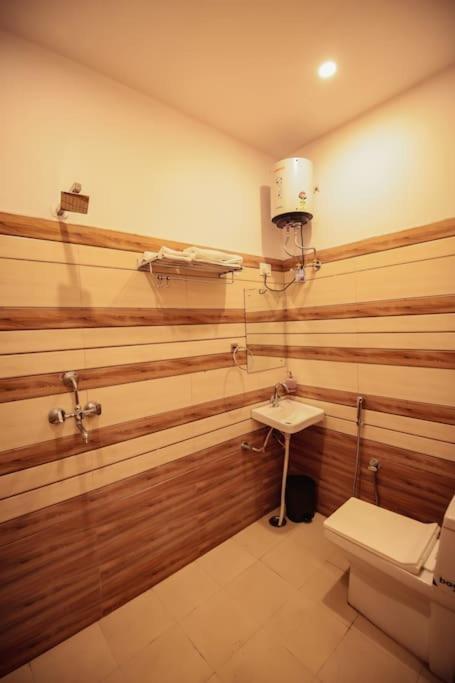 Saiba Outhouse- 4 Bed Room- Pool- Theatre- Partyhall- Garden & Terrace Sitting Area 자이푸르 외부 사진
