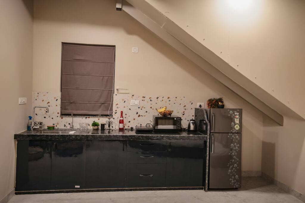 Saiba Outhouse- 4 Bed Room- Pool- Theatre- Partyhall- Garden & Terrace Sitting Area 자이푸르 외부 사진