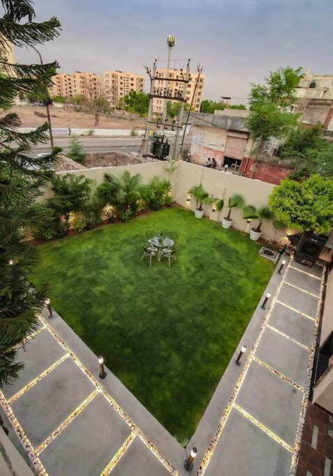 Saiba Outhouse- 4 Bed Room- Pool- Theatre- Partyhall- Garden & Terrace Sitting Area 자이푸르 외부 사진