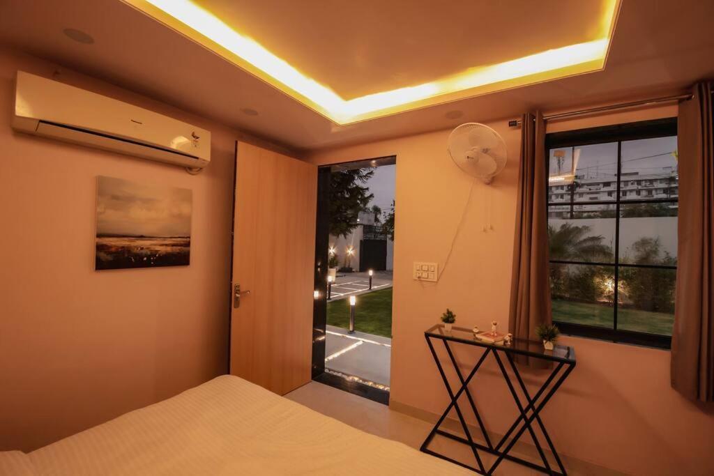Saiba Outhouse- 4 Bed Room- Pool- Theatre- Partyhall- Garden & Terrace Sitting Area 자이푸르 외부 사진
