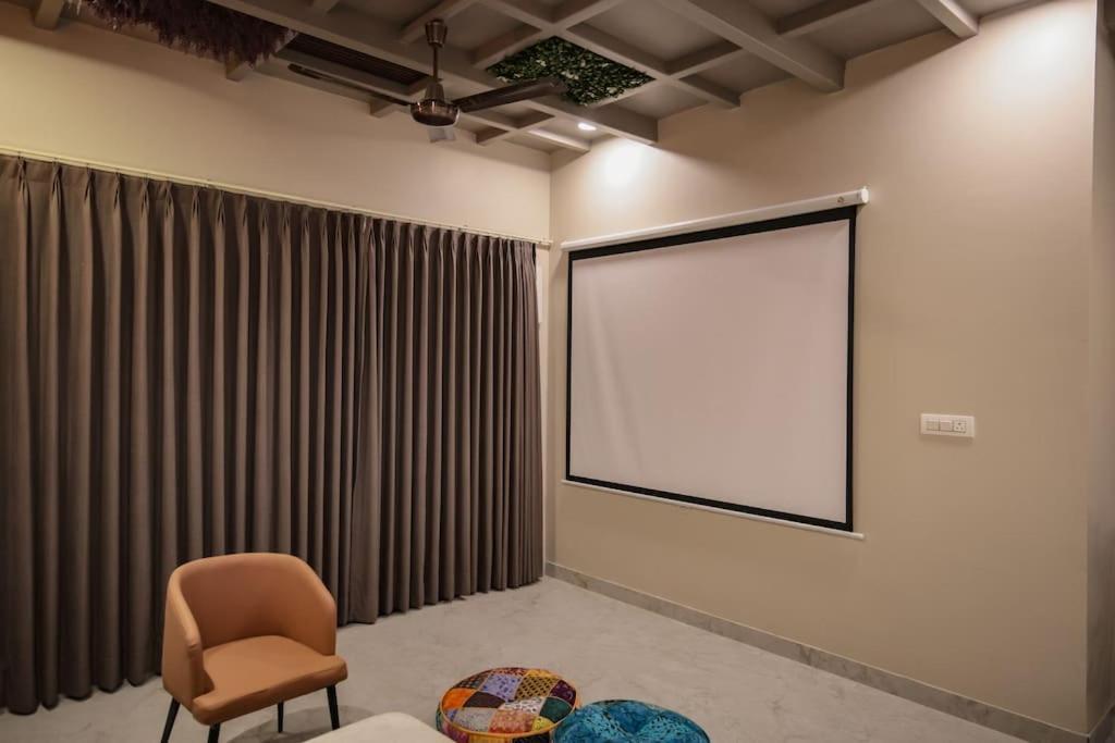 Saiba Outhouse- 4 Bed Room- Pool- Theatre- Partyhall- Garden & Terrace Sitting Area 자이푸르 외부 사진