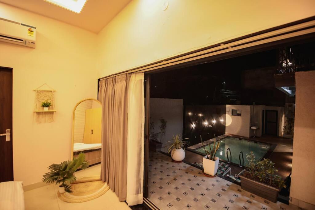 Saiba Outhouse- 4 Bed Room- Pool- Theatre- Partyhall- Garden & Terrace Sitting Area 자이푸르 외부 사진