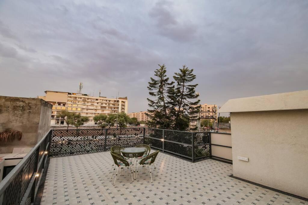 Saiba Outhouse- 4 Bed Room- Pool- Theatre- Partyhall- Garden & Terrace Sitting Area 자이푸르 외부 사진