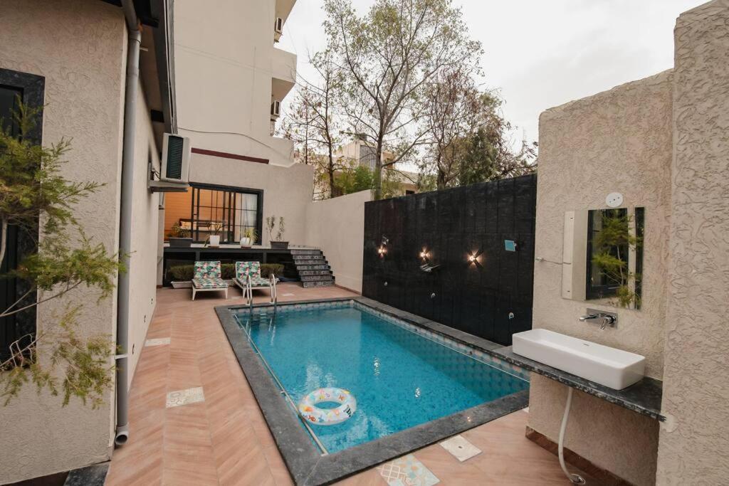 Saiba Outhouse- 4 Bed Room- Pool- Theatre- Partyhall- Garden & Terrace Sitting Area 자이푸르 외부 사진