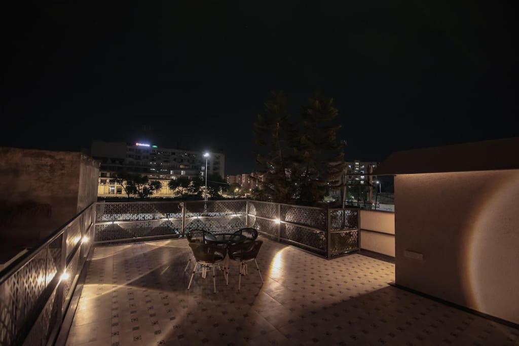 Saiba Outhouse- 4 Bed Room- Pool- Theatre- Partyhall- Garden & Terrace Sitting Area 자이푸르 외부 사진