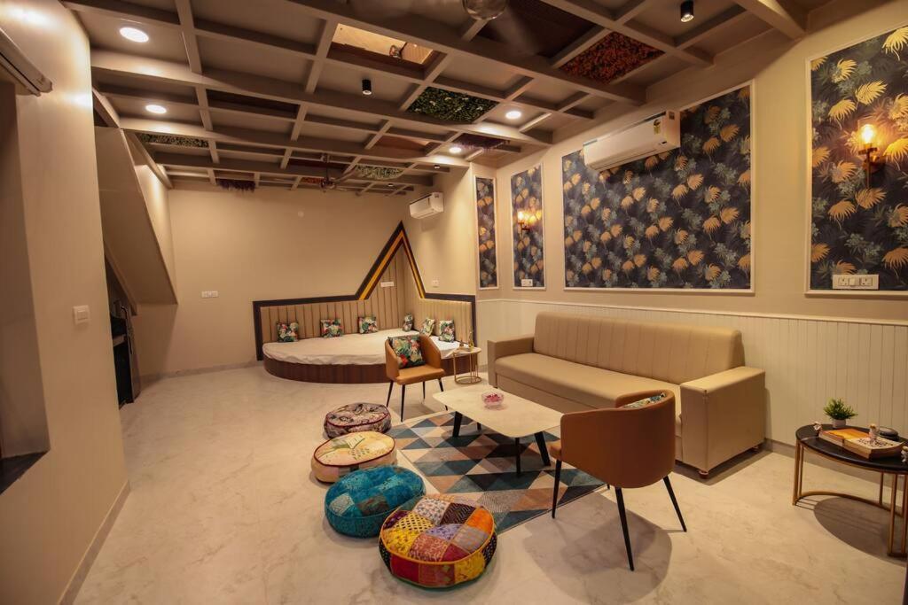 Saiba Outhouse- 4 Bed Room- Pool- Theatre- Partyhall- Garden & Terrace Sitting Area 자이푸르 외부 사진