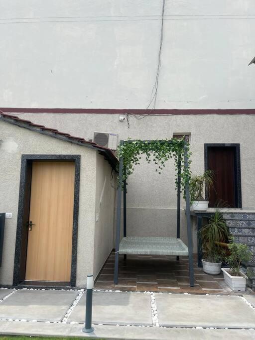 Saiba Outhouse- 4 Bed Room- Pool- Theatre- Partyhall- Garden & Terrace Sitting Area 자이푸르 외부 사진
