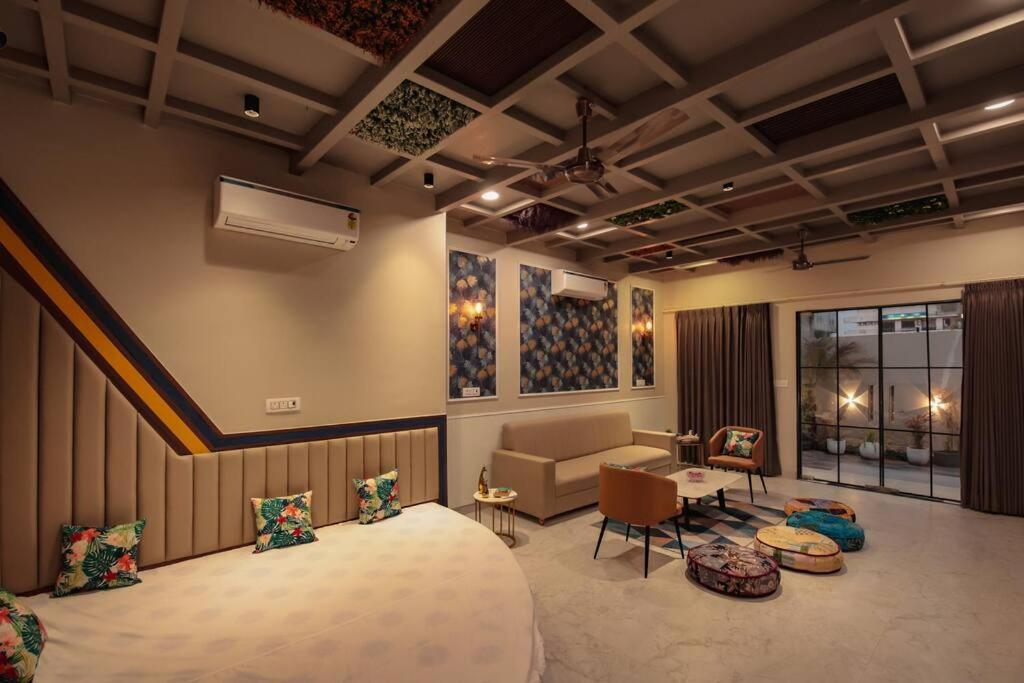 Saiba Outhouse- 4 Bed Room- Pool- Theatre- Partyhall- Garden & Terrace Sitting Area 자이푸르 외부 사진