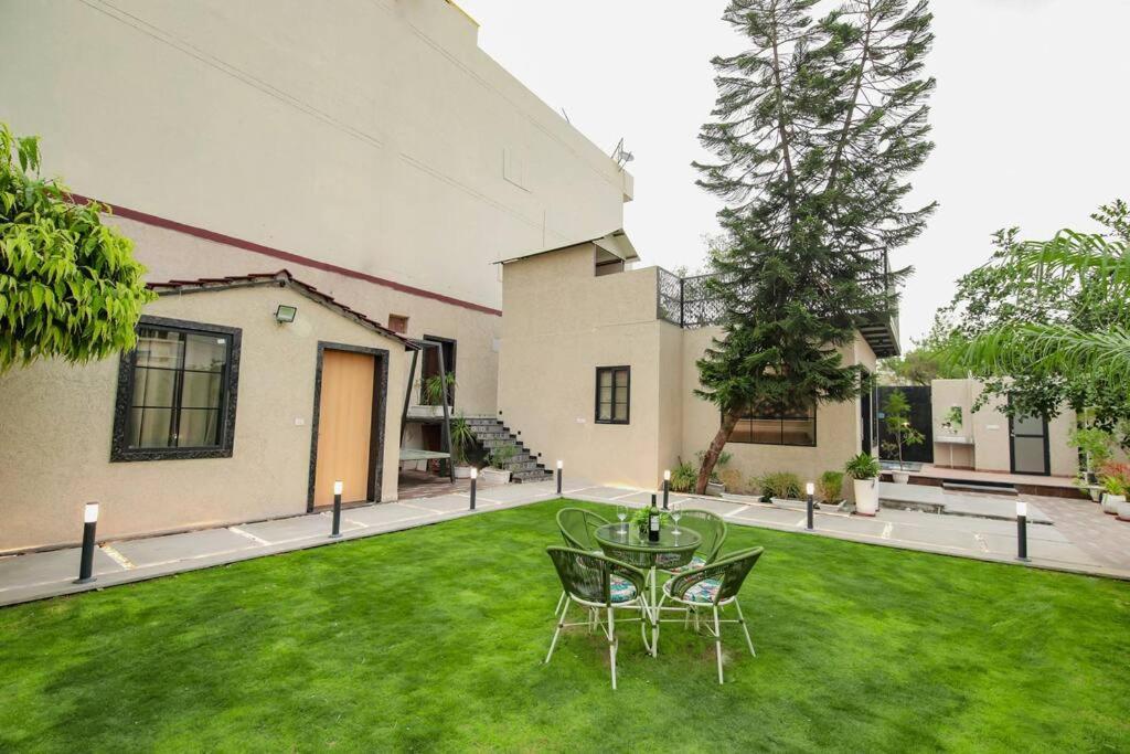 Saiba Outhouse- 4 Bed Room- Pool- Theatre- Partyhall- Garden & Terrace Sitting Area 자이푸르 외부 사진